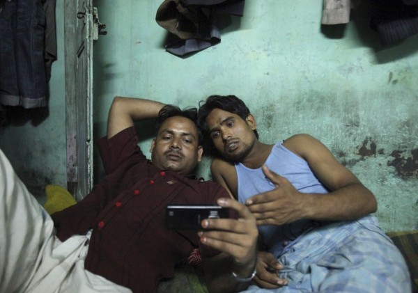 Δύο Ινδοί εργάτες παρακολουθούν ταινία μέσω του Netflix (Reuters)