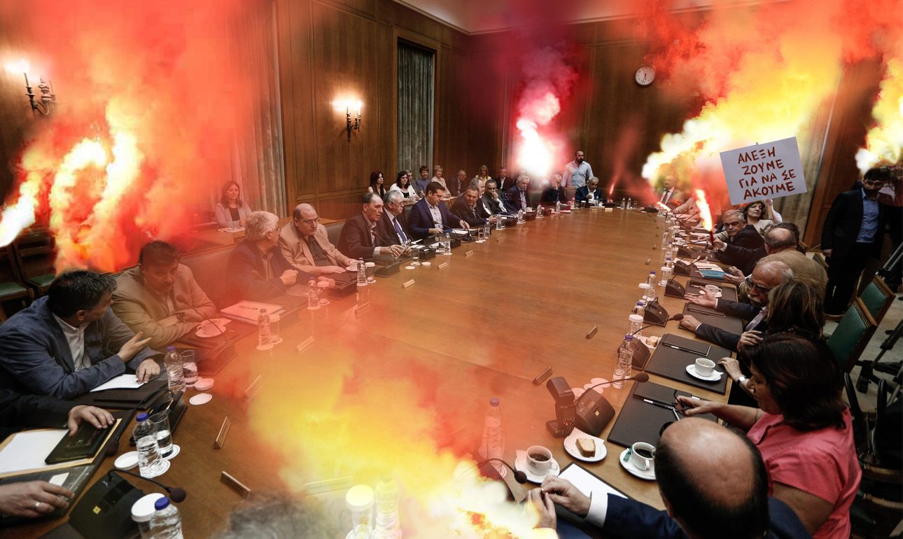 Αυτή την πανηγυρική εικόνα παρουσίαζε το υπουργικό συμβούλιο μετά το τέλος της ομιλίας Τσίπρα