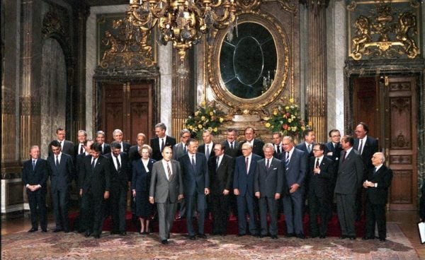 29-30.6.87 Tagung des Europäischen Rates unter Vorsitz des belgischen Ministerpräsidenten Wilfried Martens mit Bundeskanzler Kohl und Bundesminister im Auswärtigen Amt Hans-Dietrich Genscher in Brüssel. 29.6.1987 Familienfoto der Regierungschefs und der Aussenminister anläßlich eines Mittagsessens, gegeben von König Baudouin, im Königspalast.