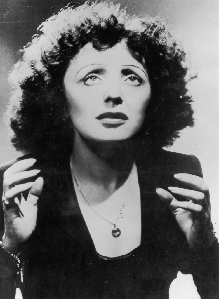 Η Εντίθ Πιαφ το 1948. Οταν δεν τραγουδούσε, αρκούσε να κοιτάς τα μάτια της για να καταλάβεις τί νιώθε (Keystone/Getty Images)