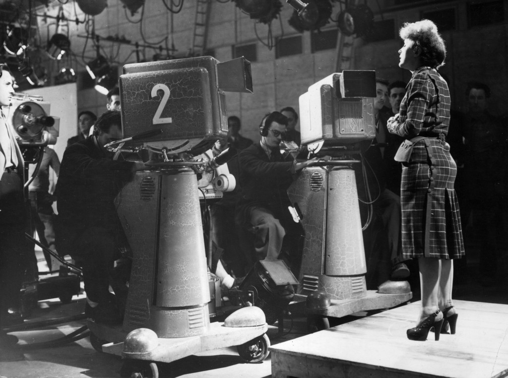 Το 1951, κατά τη διάρκεια εκπομπής για το γαλλικό κανάλι ABC, αμέσως μετά την περιοδεία της στις ΗΠΑ (Keystone/Getty Images)