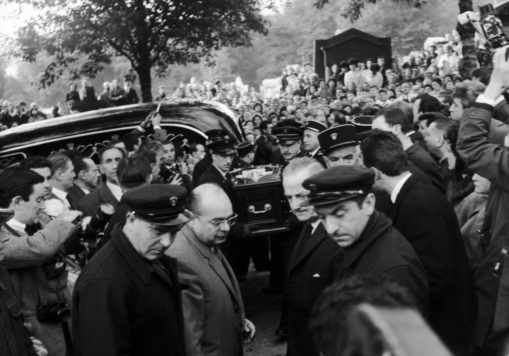 Στην κηδεία της στο Παρίσι όπου συγκεντρώθηκαν 40.000 άτομα, με την Μάρλεν Ντίτριχ να κλαίει απαρηγόρητη πάνω από το φέρετρο (Keystone/Hulton Archive/Getty Images)