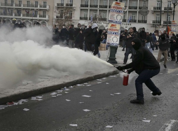 2016-02-04T123006Z_651756109_LR1EC240YPVUO_RTRMADP_3_EUROZONE-GREECE-CLASHES