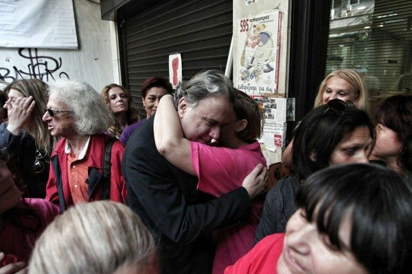 Οταν ο κ. Κατρούγκαλος αγκάλιαζε τις καθαρίστριες. Δωρεάν...