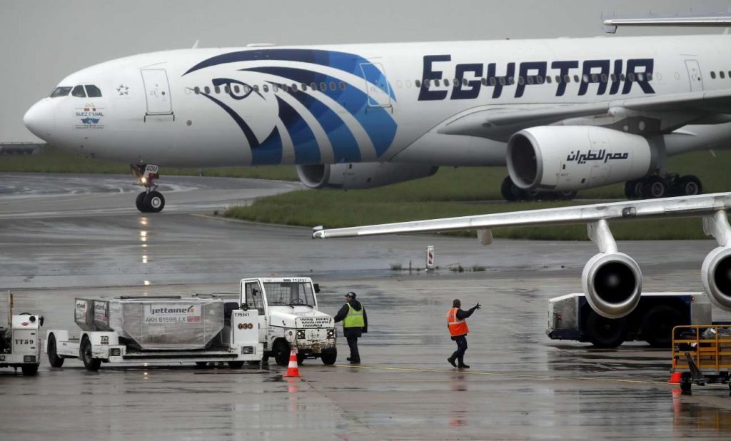 Η επόμενη πτήση της EgyptAir από Κάιρο καταφτάνει στο αεροδρόμιο Σαρλ ντε Γκολ (REUTERS/Christian Hartmann)