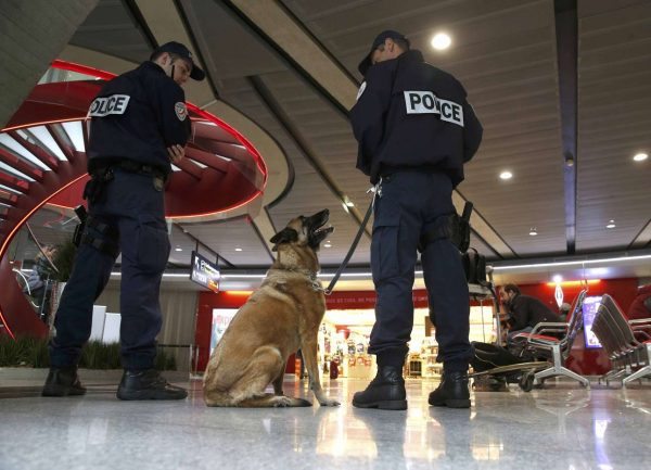 Τα μέτρα ασφαλείας στο αεροδρόμιο του Παρισιού Σαρλ ντε Γκολ εντάθηκαν ενώ άρχισαν έρευνες στο προσωπικό εδάφους της EgyptAir REUTERS/Christian Hartmann