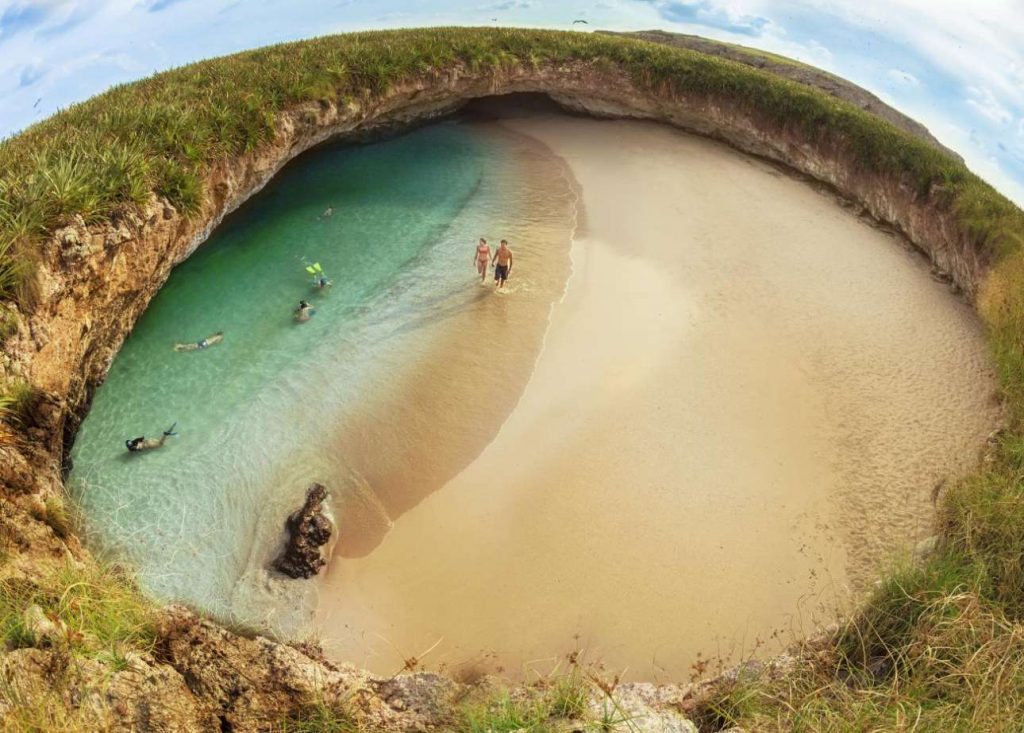 Το πιο όμορφο βομβαρδισμένο τοπίο/ Η παραλία της Αγάπης στο Μεξικό | Protagon.gr