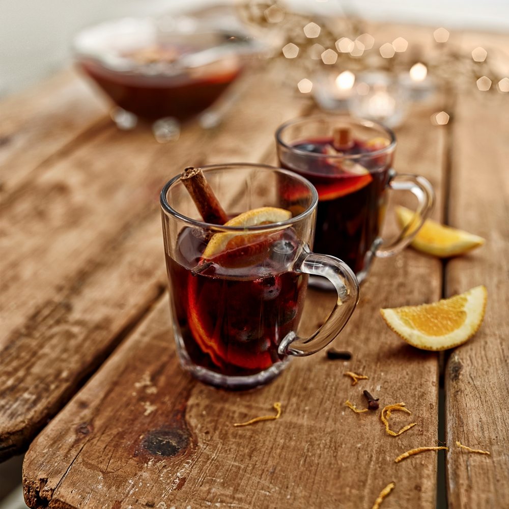 С чем пьют глинтвейн алкогольный. Глинтвейн безалкогольный. Gluhwein Mulled Wine. Миллер с глинтвейном алкогольный или нет.