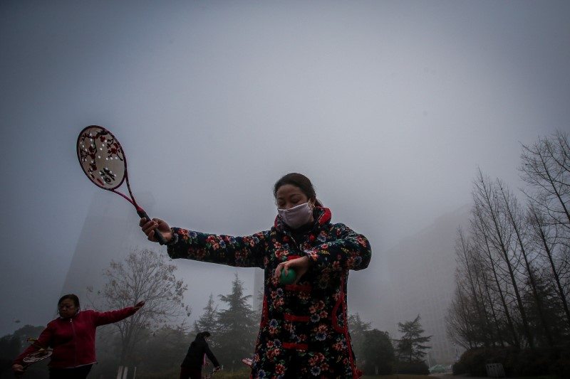People exercise among heavy smog in Hefei, Anhui province, China, January 3, 2017. REUTERS/Stringer
