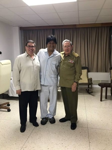 Bolivia's President Evo Morales (C) with Cuba's President Raul Castro (R) and Cuba's Foreign Minister Bruno Rodriguez pose in this undated picture in La Havana, Cuba. Bolivian President Evo Morales has been treated for a sore throat in Cuba and will stay on the Caribbean island for several days of medical observation, Bolivia's Vice President and acting head of state Alvaro Garcia Linera said on Thursday. Courtesy of Bolivian Presidency/ABI/Handout via REUTERS.ATTENTION EDITORS - THIS IMAGE WAS PROVIDED BY A THIRD PARTY. FOR EDITORIAL USE ONLY.