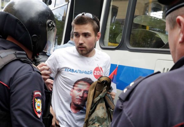 2017-06-12T112208Z_1611307926_RC1E1A2AEB40_RTRMADP_3_RUSSIA-OPPOSITION-PROTESTS