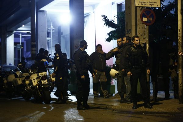 Αστυνομικοί έξω από τα γραφεία του ΠΑΣΟΚ μετά τους πυροβολισμούς (ΑΠΕ-ΜΠΕ/ΓΙΑΝΝΗΣ ΚΟΛΕΣΙΔΗΣ)