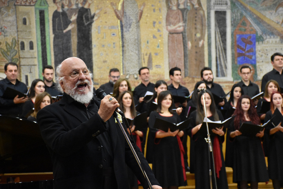 Σε Επίτιμο Διδάκτορα του Τμήματος Φιλολογίας της Φιλοσοφικής Σχολής του ΑΠΘ αναγορεύτηκε ο κορυφαίος συνθέτης, στιχουργός και ερμηνευτής Διονύσης Σαββόπουλος (Α), σε τελετή που πραγματοποιήθηκε στην Αίθουσα τελετών ΑΠΘ. Θεσσαλονίκη, Παρασκευή 24 Νοεμβρίου 2017 ΑΠΕ ΜΠΕ/PIXEL/ΜΠΑΡΜΠΑΡΟΥΣΗΣ ΣΩΤΗΡΗΣ