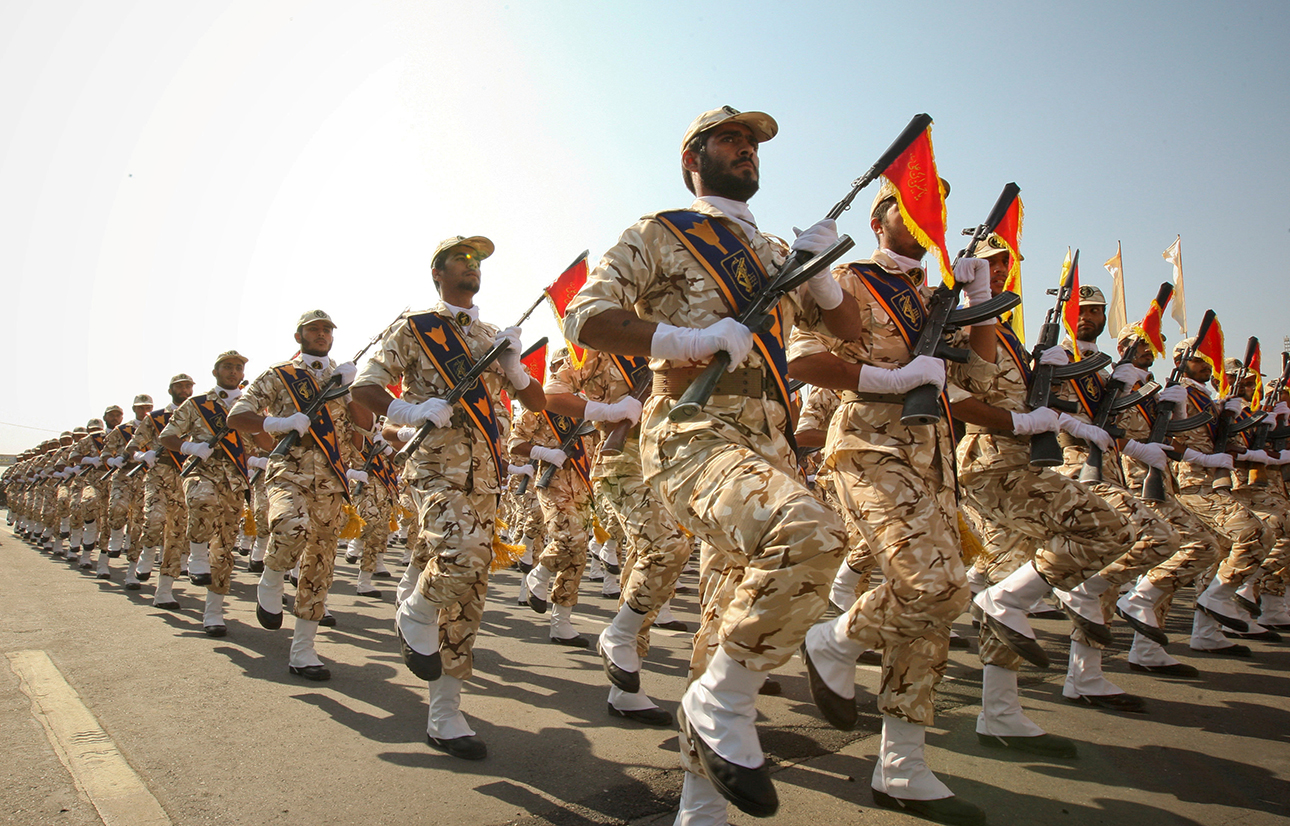 Members of the Iranian revolutionary guard march during a parade to commemorate the anniversary of the Iran-Iraq war (1980-88), in Tehran September 22, 2011. REUTERS/Stringer/File Photo