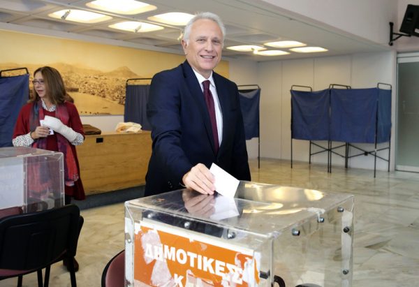 Ο Γιάννης Ραγκούσης, υποψήφιος για την εκλογή του επικεφαλής του νέου ενιαίου πολιτικού φορέα της Κεντροαριστεράς ψηφίζει στο εκλογικό κέντρο του Πνευματικού Κέντρου του Δήμου Χολαργού, την Κυριακή 12 Νοεμβρίου 2017.
