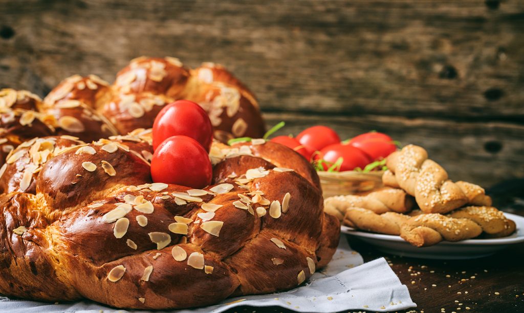 Easter traditional bread_618793085