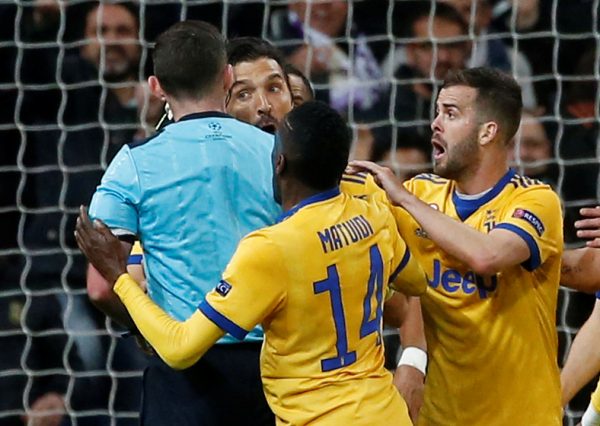 Soccer Football - Champions League Quarter Final Second Leg - Real Madrid vs Juventus - Santiago Bernabeu, Madrid, Spain - April 11, 2018 Juventus' Gianluigi Buffon clashes with referee Michael Oliver before being shown a red card REUTERS/Stringer