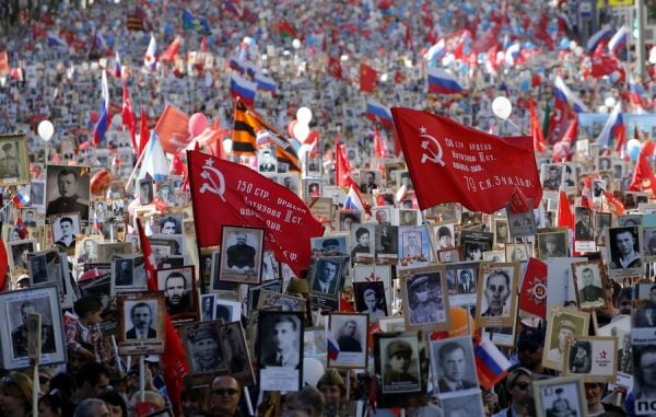 epa06722722 Russian people carry portraits of their relatives, participants of World War II during an Immortal Regiment memorial demonstration in Moscow, Russia, 09 May 2018. Russia marks the 73rd anniversary of the victory over Nazi Germany in World War II. EPA/YURI KOCHETKOV