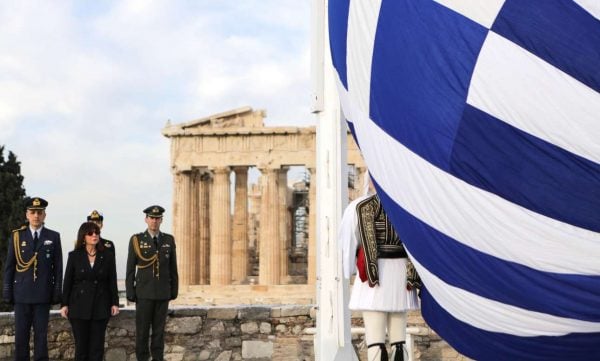 Η Πρόεδρος της Δημοκρατίας παρακολουθεί την έπαρση της σημαίας