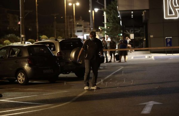 Μαφιόζικη επίθεση στη Βούλα: Δύο άτομα τραυμάτισαν σοβαρά έναν ...