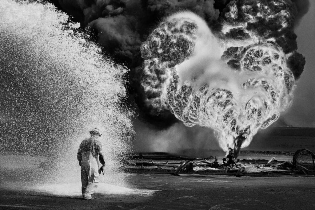 Protagon Gr   Sebastiao Salgado Greater Burhan Oil Field Kuwait 1991 90 X 120 Cm CREDIT LINE © Sebastiao Salgado Courtesy Of Sothebys 1024x684 