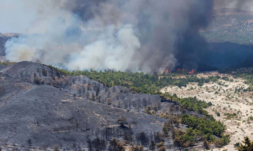 Πυρκαγιές: Αναζωπυρώσεις σε Ρόδο και Κέρκυρα, νέα μέτωπα στην ενδοχώρα