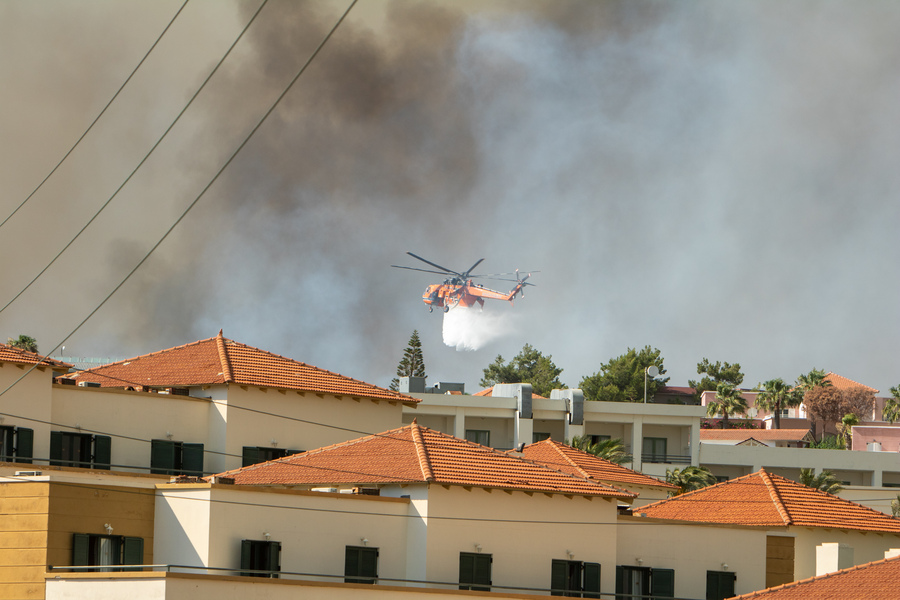 Πύρινη κόλαση για έκτη ημέρα στη Ρόδο – απομακρύνθηκαν 19.000 άνθρωποι!