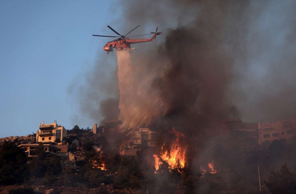 Στα Δερβενοχώρια το πιο δύσκολο μέτωπο της φωτιάς – Κάηκαν σπίτια σε Λαγονήσι,Καλύβια, Σαρωνίδα