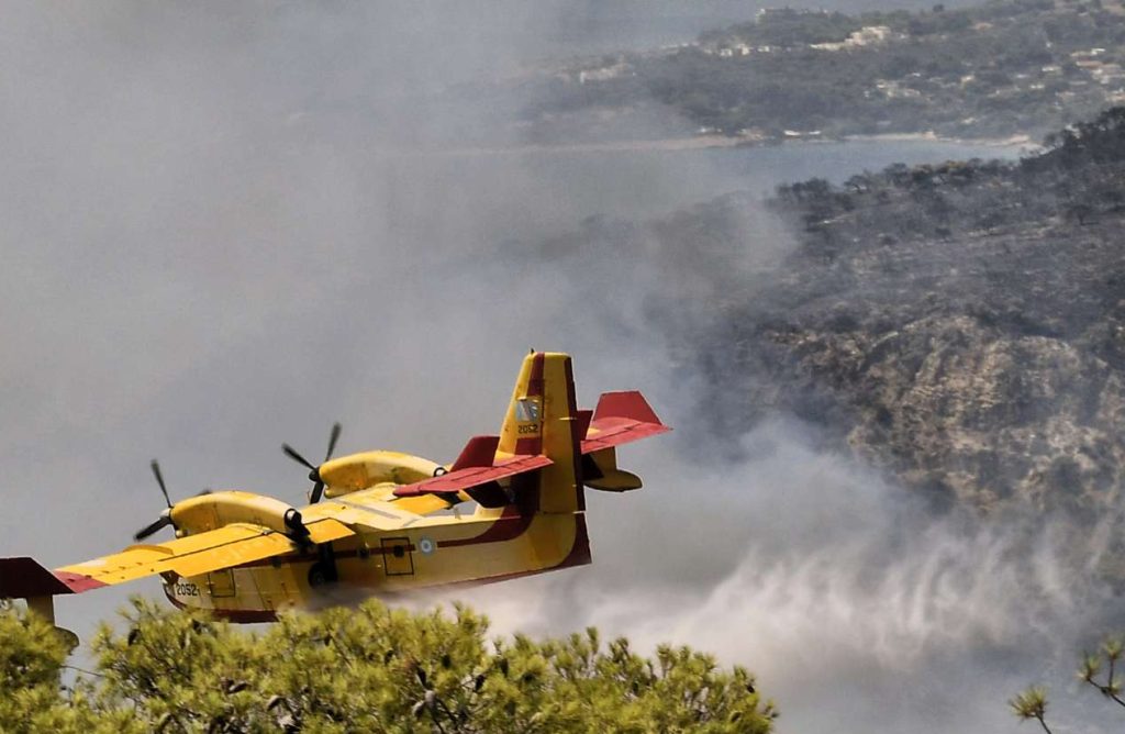 Για τρίτη ημέρα μαίνονται οι πυρκαγιές – η εικόνα σε Δερβενοχώρια, Λουτράκι και Ρόδο