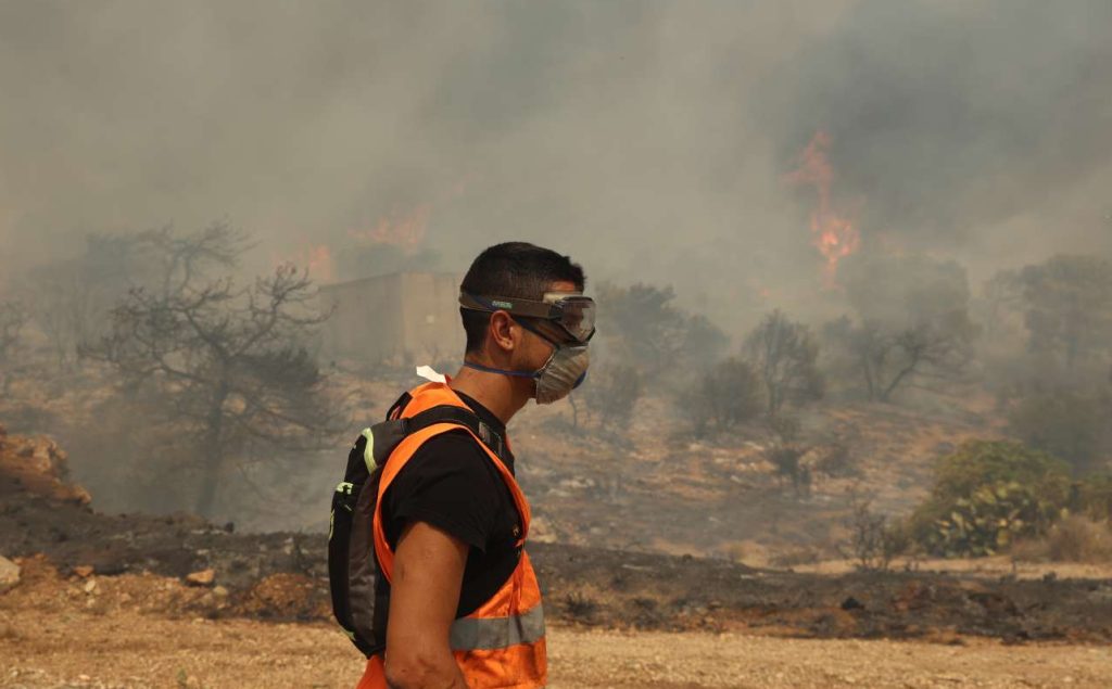 Αναζωπύρωση στη Μάνδρα – Μήνυμα 112 για εκκένωση 4 οικισμών