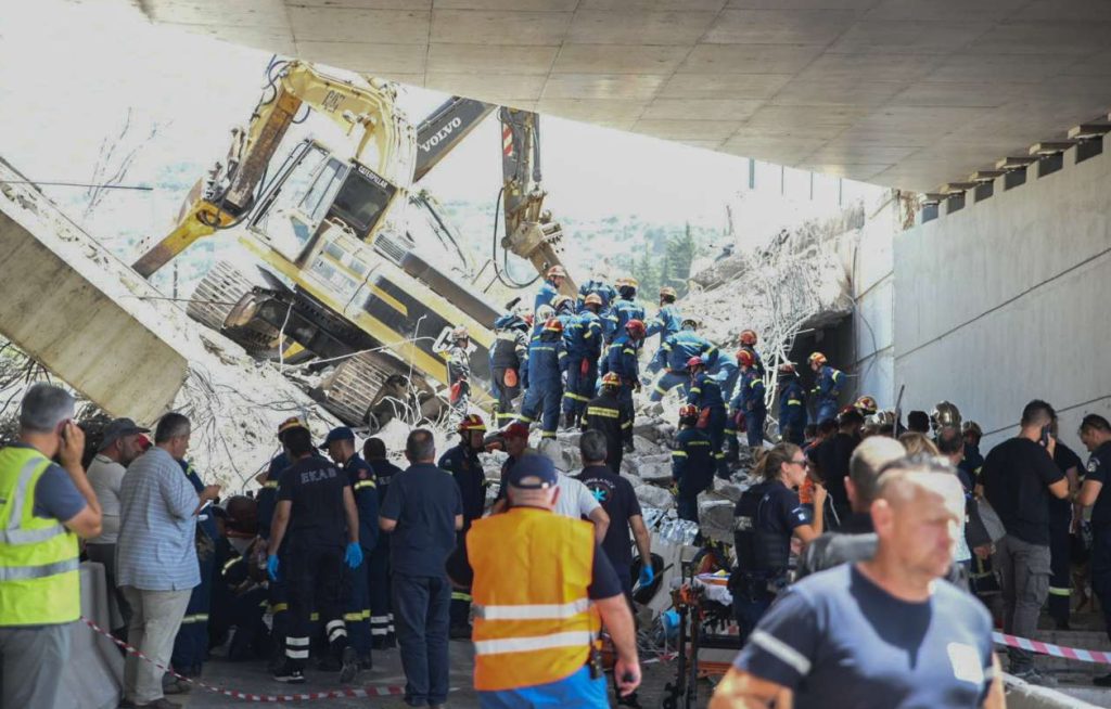 Πάτρα: Επεσε γέφυρα στα Μποζαΐτικα – Τουλάχιστον ένας νεκρός και οκτώ τραυματίες