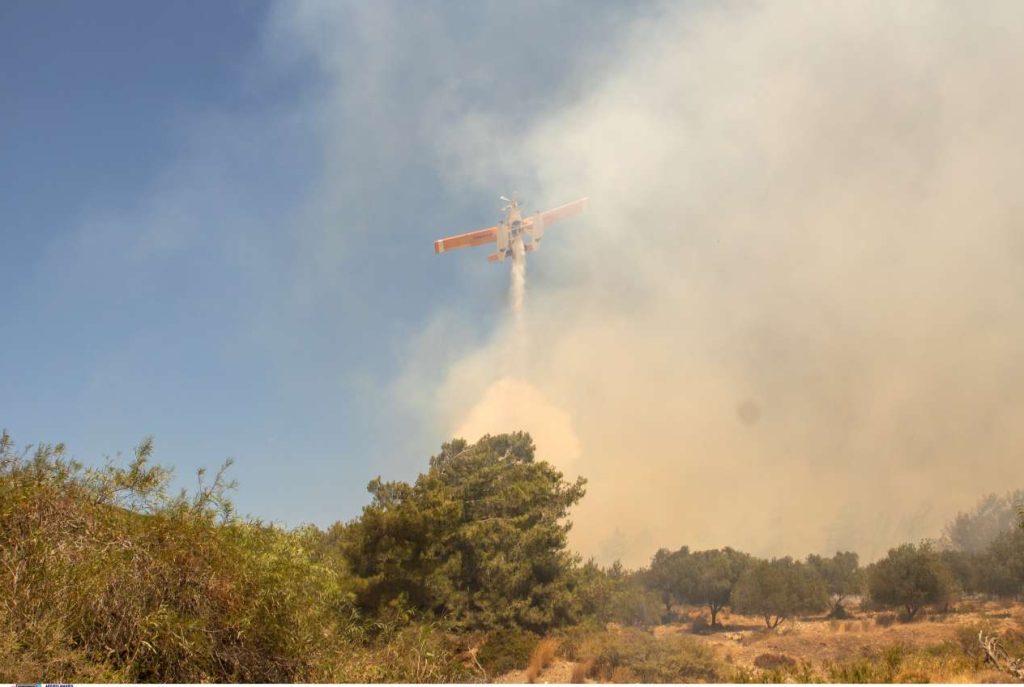 Αδιάκοπη η μάχη με τις φλόγες