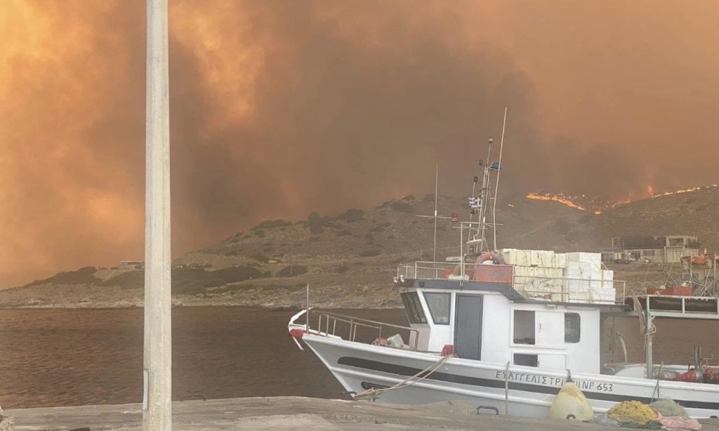 Ρόδος: Πύρινος εφιάλτης για πέμπτη μέρα – Απεγκλωβισμοί δια θαλάσσης