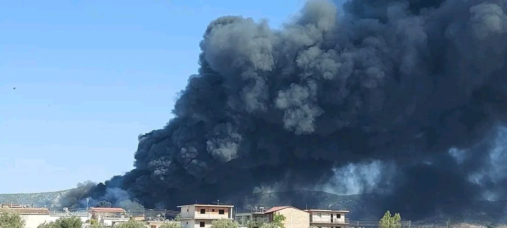 Φωτιά στον Ασπρόπυργο: Μήνυμα από το 112 και διακοπή κυκλοφορίας