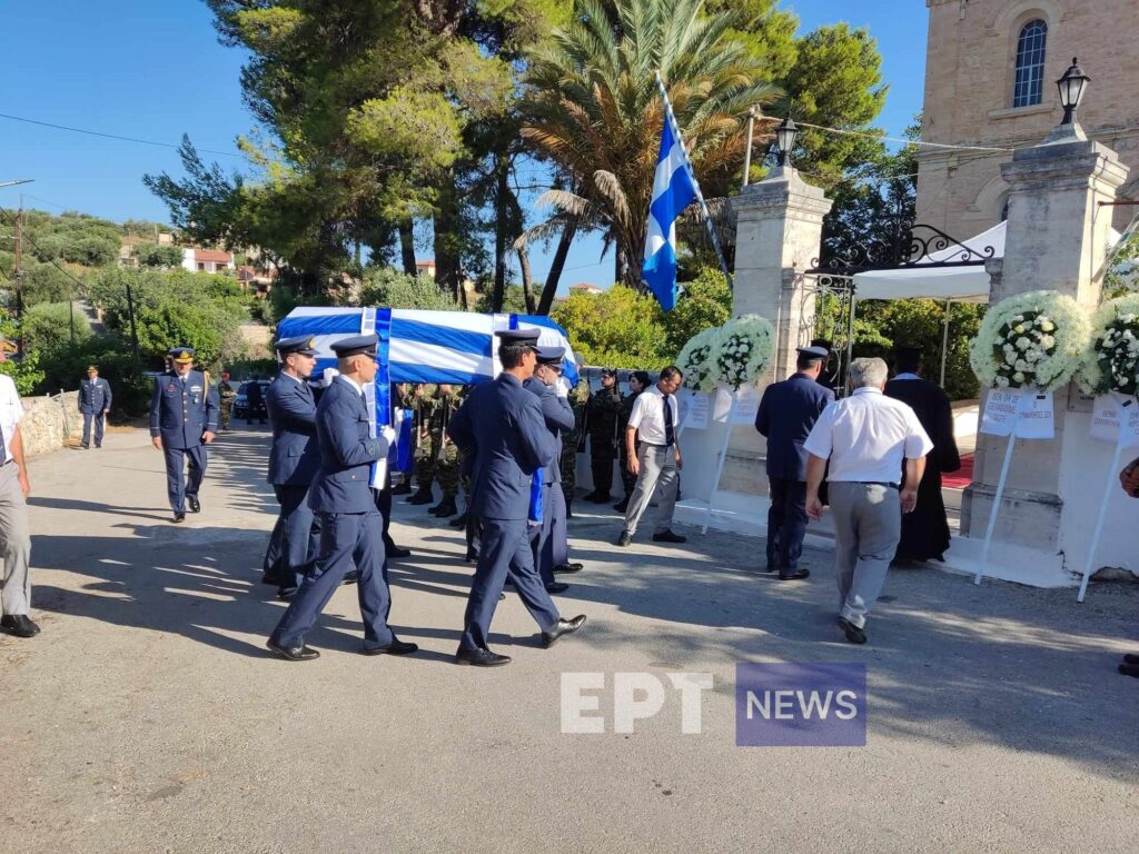 Χανιά: Η Σακελλαροπούλου στην κηδεία του σμηναγού Χρήστου Μουλά