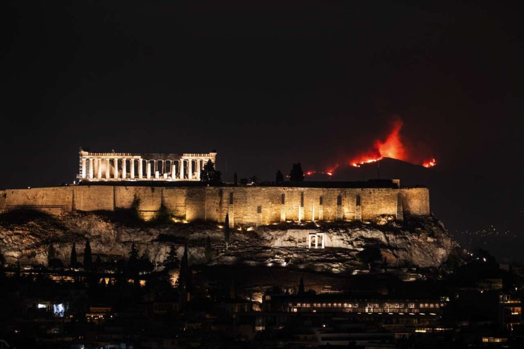 Μάχη για να σωθεί η Πάρνηθα – όλη η χώρα στις φλόγες