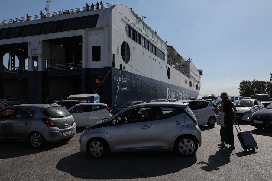 Εξοδος: 98.000 επιβάτες αναχώρησαν από τα λιμάνια της Αττικής το Σαββατοκύριακο