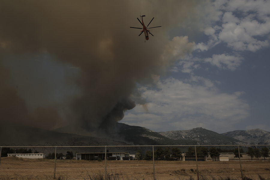 Σε ύφεση η πυρκαγιά στην Πάρνηθα