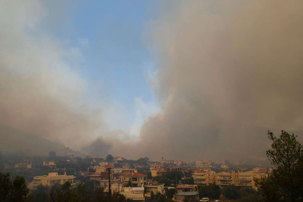 Πυρκαγιές: Αγωνία για τον δρυμό της Πάρνηθας