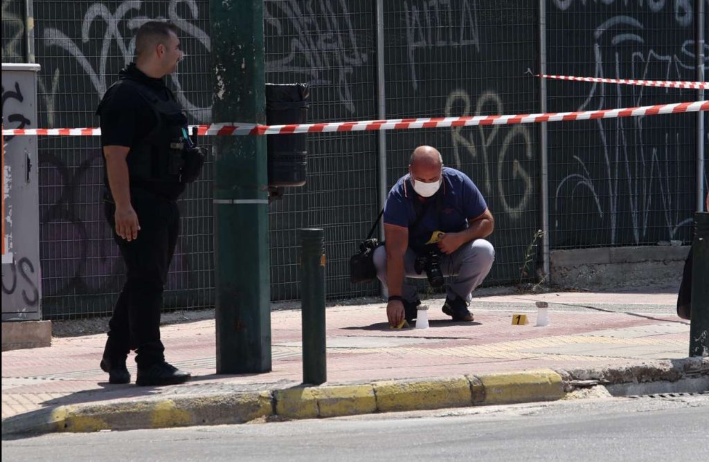 Πυροβολισμοί με τραυματία στον Κολωνό, ύστερα από ληστεία τράπεζας