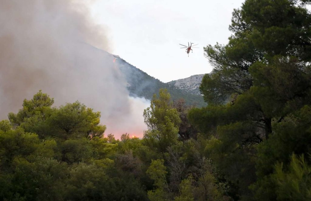 Αδιάκοπη μάχη με τις αναζωπυρώσεις στην Πάρνηθα