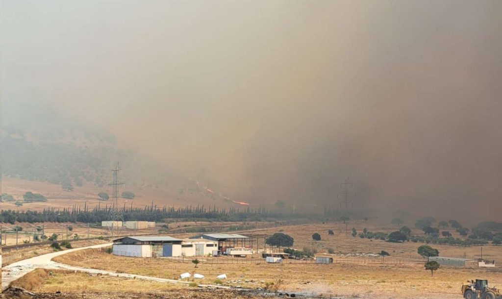 Πυρκαγιά στη Φυλή: Καίγονται σπίτια