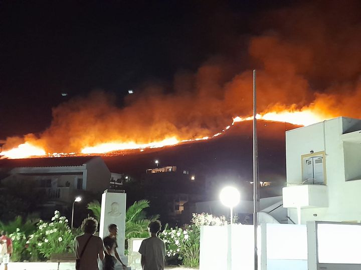 Ολονύχτια μάχη με τις φλόγες στον Ασπρόπυργο – Υπό έλεγχο η φωτιά στην Τζιά