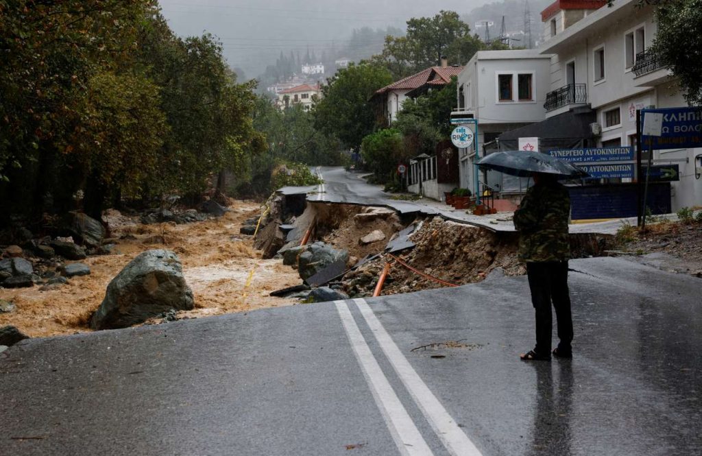 Βόλος: Κατέρρευσε η γέφυρα του Βρύχωνα – υπερχείλισε ξανά ο χείμαρρος Κραυσίδωνας