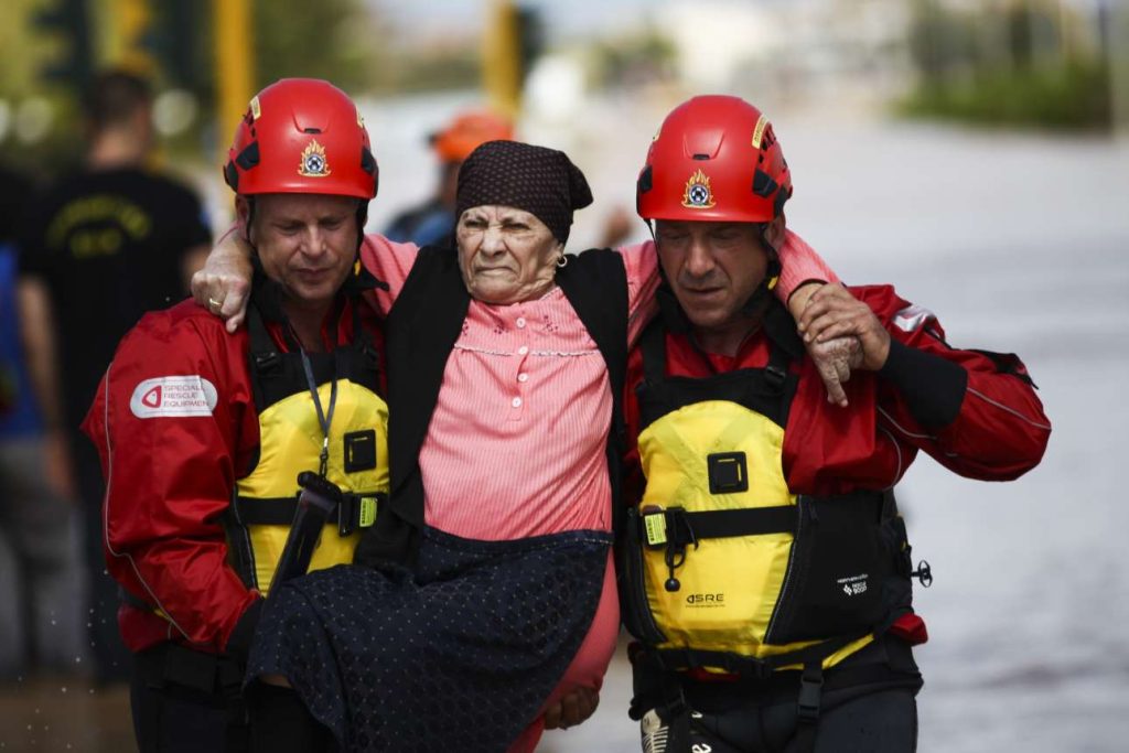 Πυροσβεστική: 350 διασώσεις ατόμων έχουν γίνει από το πρωί