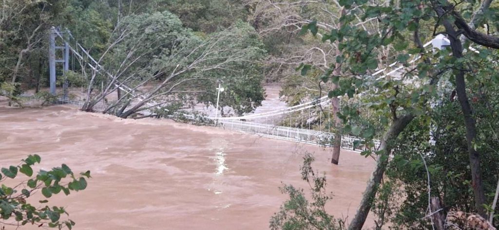 Πλημμύρες: Τα νερά κάλυψαν την κρεμαστή γέφυρα των Τεμπών