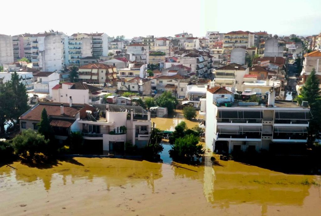 Εσπασε ανάχωμα του Πηνειού – 112 για εκκένωση χωριών στον Τύρναβο