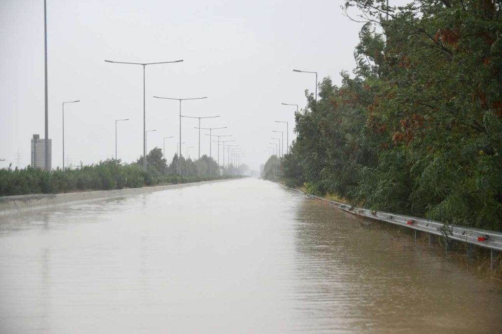 Πυροσβεστική: Μεγάλες προσπάθειες για να ανοίξει «τις επόμενες ώρες» η Αθηνών-Θεσσαλονίκης