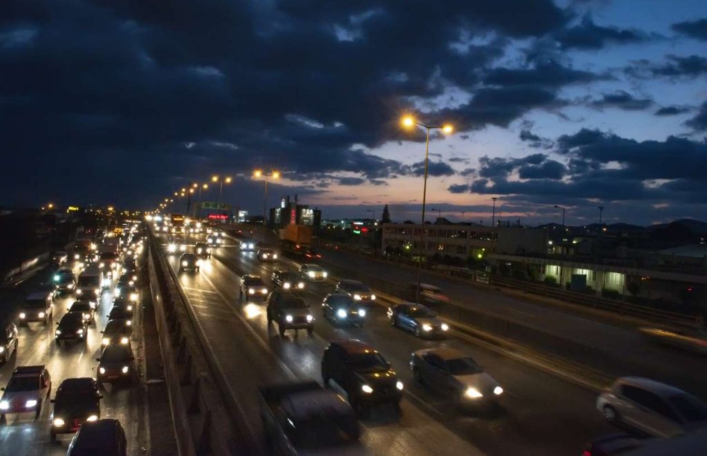 Τεράστιο μποτιλιάρισμα από καραμπόλα τριών οχημάτων στην Ποσειδώνος στο ύψος του «Νιάρχος»