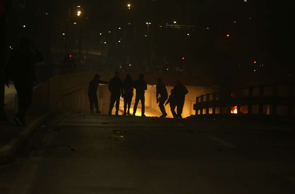 Συνελήφθησαν οκτώ 16χρονοι (και οι γονείς τους) για μολότοφ σε λύκειο στο Μοσχάτο